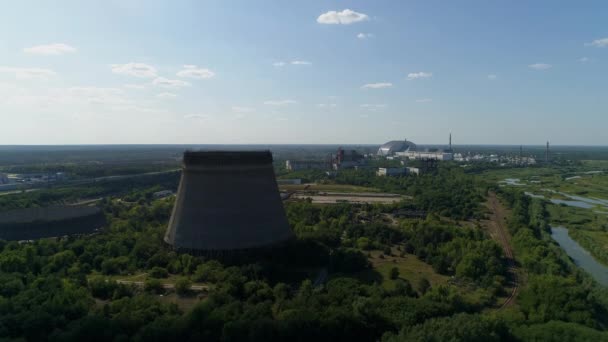 Widok z lotu ptaka na chłodnie dla piątego i szóstego reaktora jądrowego w Czarnobylu - Materiał filmowy, wideo