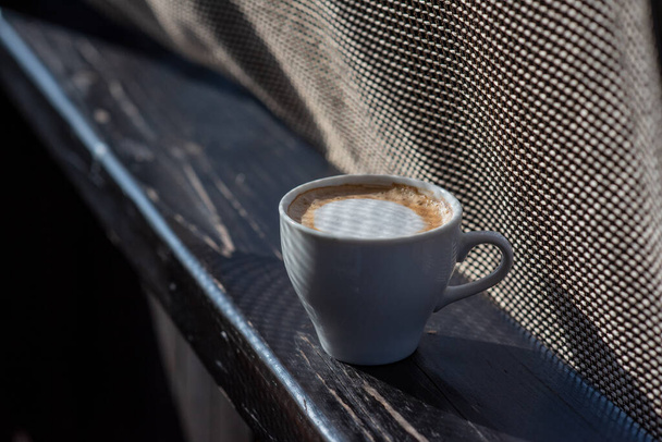コーヒーの選択的フォーカス。自然の上にカプチーノとホワイトカップ.カプチーノ、コーヒー、朝、陽気と白いカップ. - 写真・画像