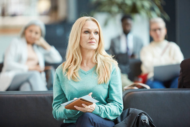 Femme blonde mature à l'aéroport
 - Photo, image