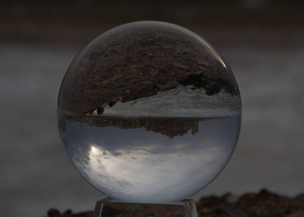 Reflexões da praia na bola. Cores da tempestade
 - Foto, Imagem