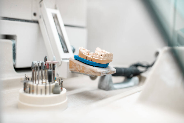 Technicien dentaire lieu de travail au laboratoire
 - Photo, image