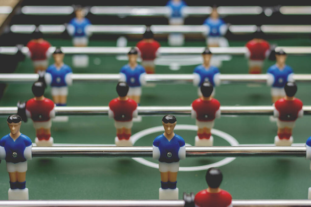 テーブルサッカー-赤と青の選手 - 写真・画像