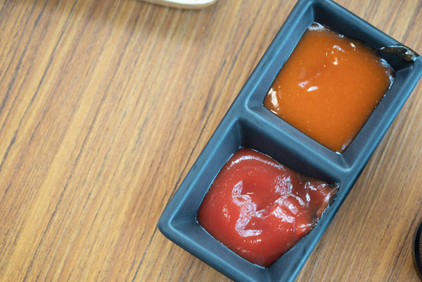 Tomatensauce und Chilisoße im Mini-Becher zum Dippen - Foto, Bild