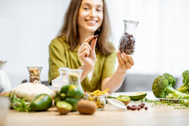 Young woman with fresh vegan food ingredients - Foto, Bild