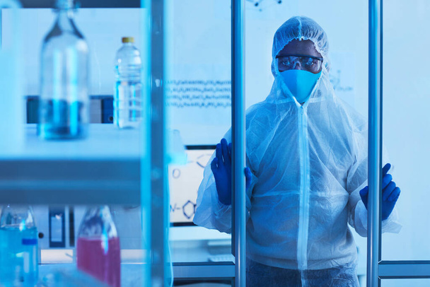 Cientista entrando na sala de laboratório
 - Foto, Imagem