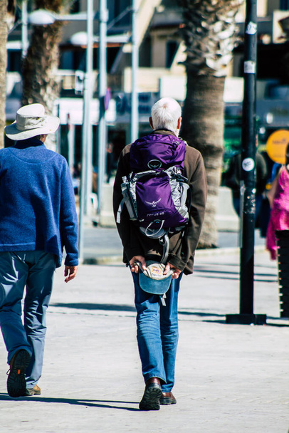 Пафос Кипр 06 марта 2020 Вид неизвестного туриста, идущего по улицам Пафоса во второй половине дня
 - Фото, изображение
