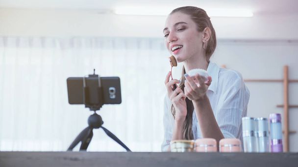 Beauty blogger dělat video pro její krásy blog o kosmetice. - Fotografie, Obrázek