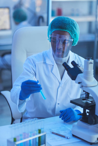 Лабораторные испытания для мужчин-ученых
 - Фото, изображение