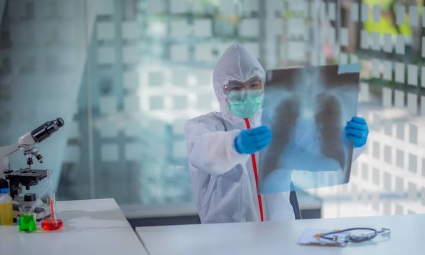 Röntgenbild des menschlichen Brustkorbs in der Hand des Arztes. Isoliert auf Weiß. - Foto, Bild