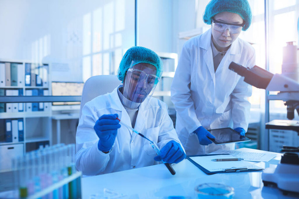 Dos jóvenes trabajadores de laboratorio
 - Foto, Imagen