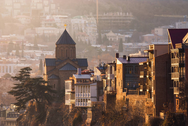 Wieczorny widok na Tbilisi o kolorowym zachodzie słońca, Gruzja. Piękne Stare Miasto o zachodzie słońca - Zdjęcie, obraz