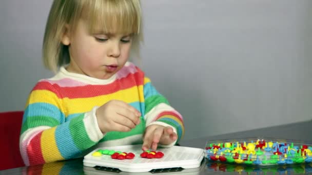 dítě hrající puzzle hra - Záběry, video