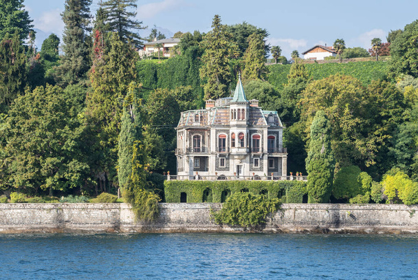 Luxusní vila v parku na Lago Maggiore, Itálie - Fotografie, Obrázek