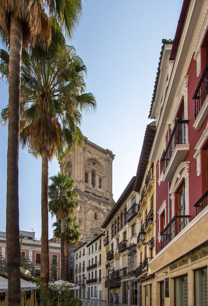 Фасады старых зданий на улицах Гранады, Андалусии, Испании
 - Фото, изображение