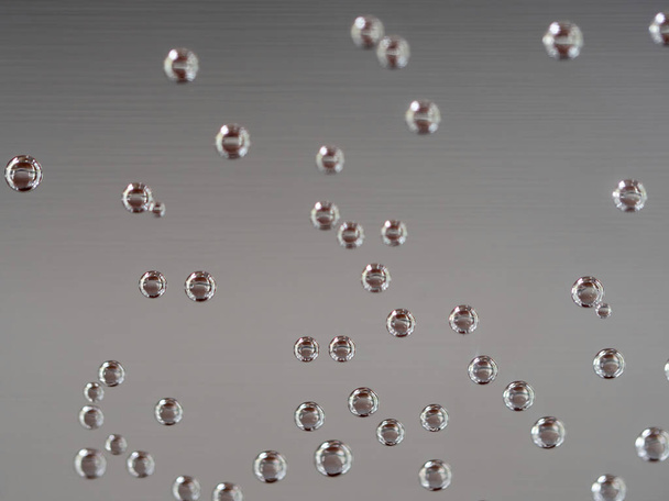 пузырьки воздуха на водяном стекле крупным планом с желтым оранжевым и красным фоном
 - Фото, изображение