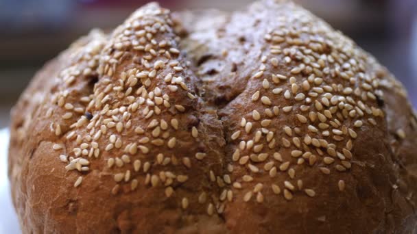 Kokonainen vehnä leipää leivotaan kotona Bio ainesosat - Materiaali, video