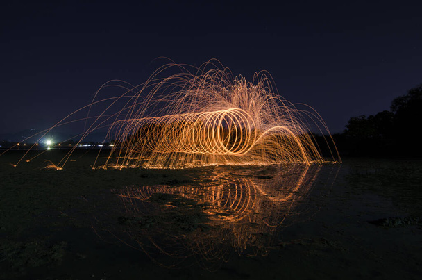 fuego trabajo y bola de fuego balanceo luz longexpose obturador velocidad
  - Foto, imagen