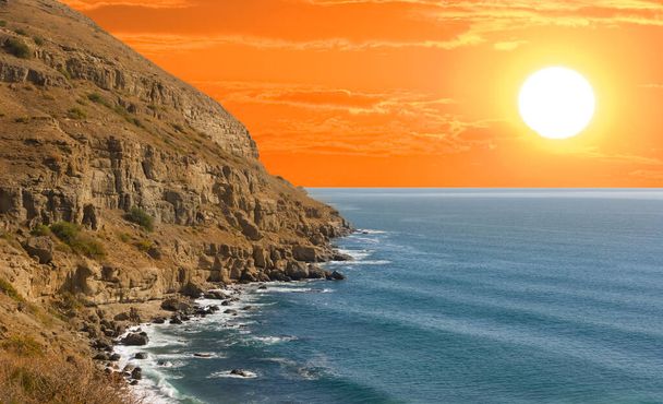 mořský útes při červeném dramatickém západu slunce, scéna západu slunce - Fotografie, Obrázek