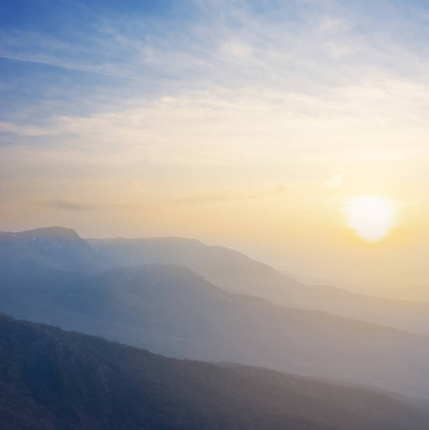 Bergkette Silhouette in einem frühen Morgennebel - Foto, Bild