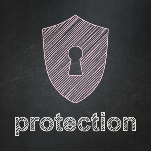 Concepto de protección: Escudo con cerradura y protección sobre fondo de pizarra
 - Foto, Imagen