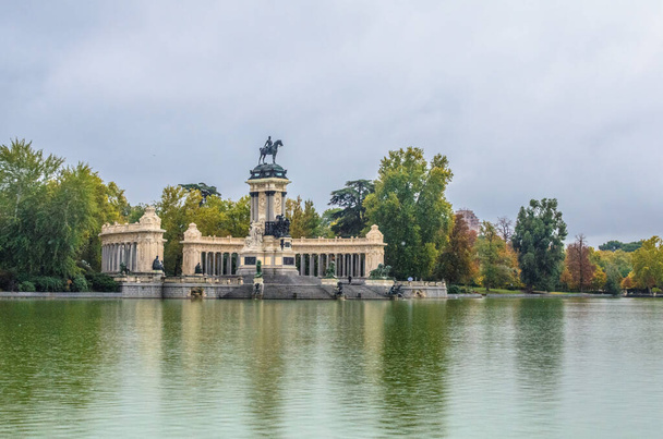 Monument für König Alfonso XII. mit einer halbrunden Kolonnade und einer Reiterstatue des Monarchen auf einem hohen zentralen Kern in der Nähe des Sees im Parque del Buen Retiro. Madrid, Spanien - Foto, Bild
