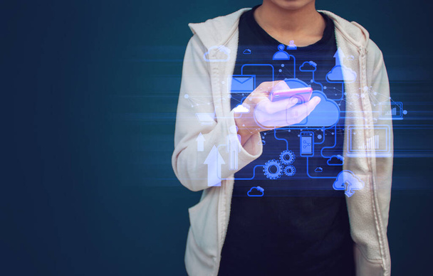 Teen κορίτσι με την κοινωνική Internet smartphone φως και μπλε τοίχο φόντο με το εικονίδιο δεδομένων, βαθιά μάθηση δεδομένων, Διαδίκτυο των πραγμάτων, online αγορά καταστημάτων, AI ρομποτικό UI Χαντ 01 κώδικα - Φωτογραφία, εικόνα