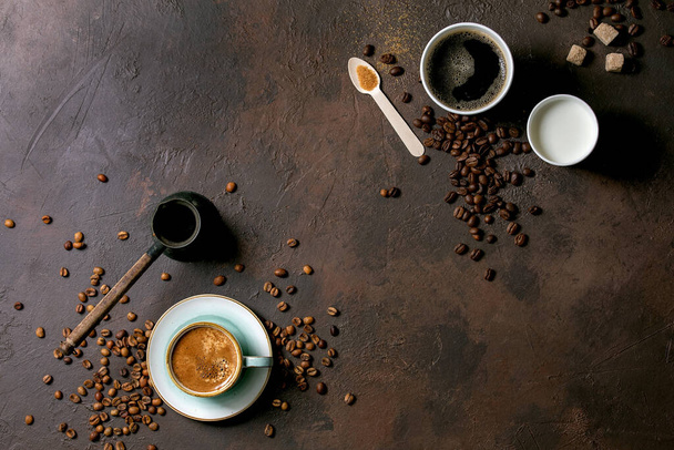 セラミックカップとセブのトルココーヒーに対するアメリカのコーヒーとミルクの紙コップの多様性、サトウキビ砂糖のリサイクルされた木製のスプーン、暗い質感の背景にコーヒー豆。平面、空間 - 写真・画像