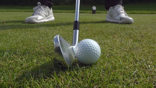 Nahaufnahme Golfschläger und Golfball auf grünem Gras - Foto, Bild