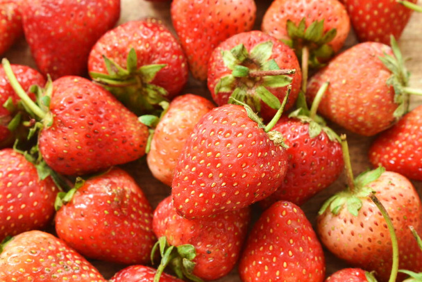 fraise fraîche arrangeant sur planche en bois
 - Photo, image