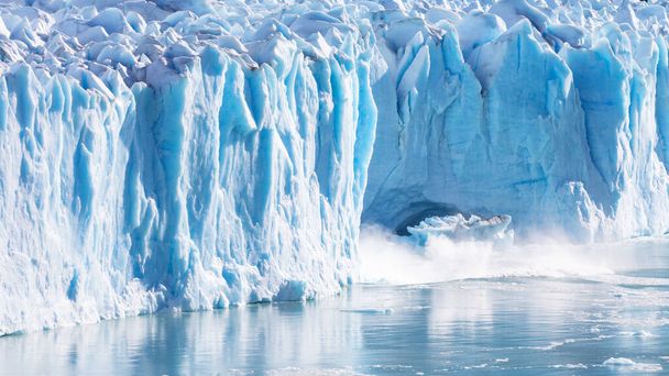 Groot stuk ijs stort in bij de Perito Moreno Gletsjer, Patagonië, Argentinië - Foto, afbeelding
