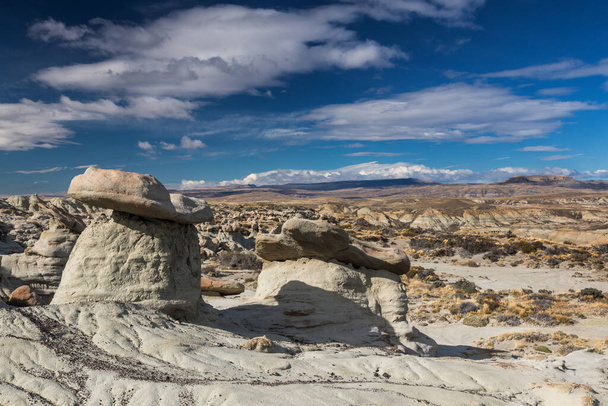 Красивые скальные образования вблизи Эль-Калафате, Патагония, Аргентина
 - Фото, изображение
