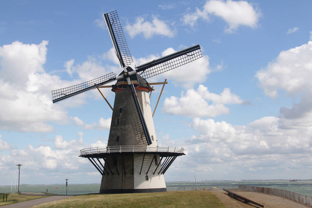 Прекрасная старинная ветряная мельница с четырьмя крыльями
 - Фото, изображение