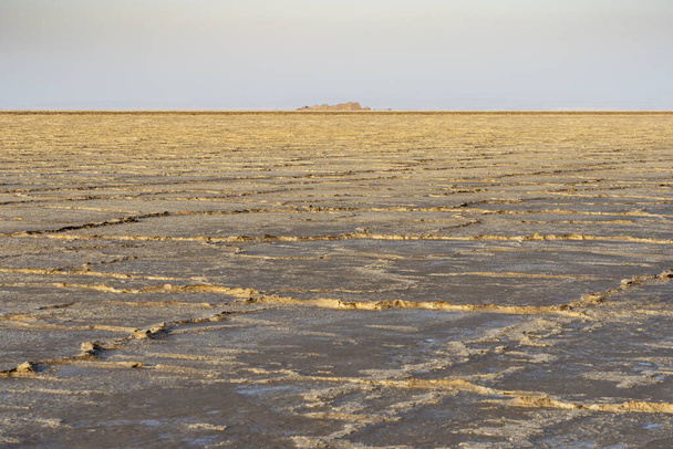 アフリカのエチオピアのダナキル大恐慌におけるアサレ湖の塩平野. - 写真・画像