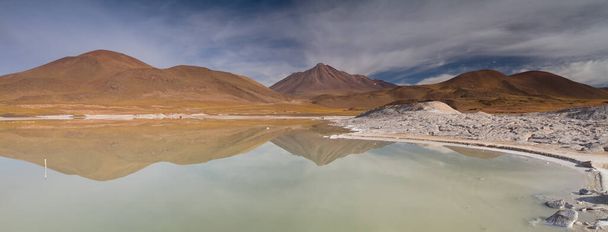 チリ、アタカマ砂漠のピエルドラス・ロハスのパノラマ - 写真・画像