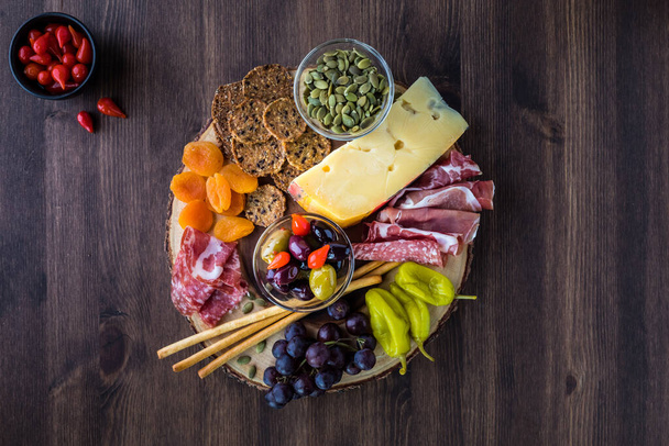 Arreglo de charcutería de carnes italianas, queso y alimentos para los dedos
. - Foto, imagen