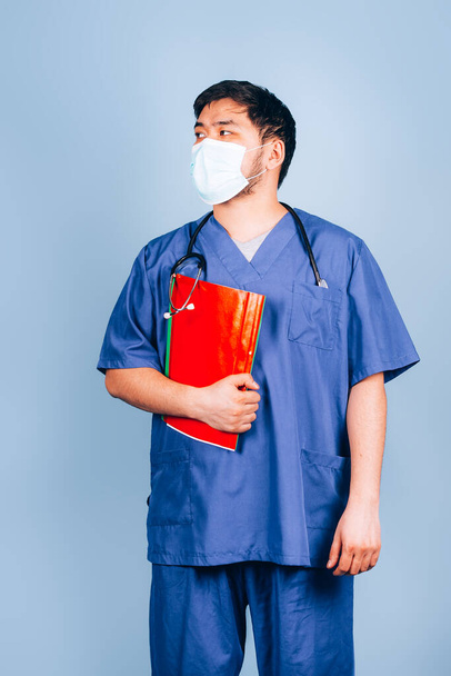 Young doctor with a red folder - Foto, Bild