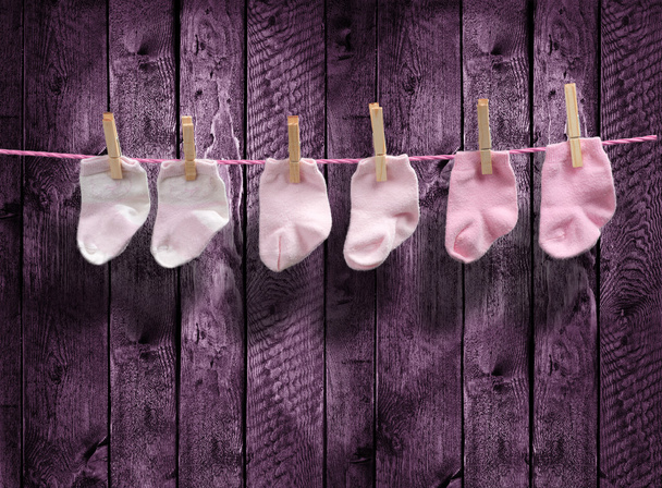 3 paia di calze rosa sulla clothesline
 - Foto, immagini