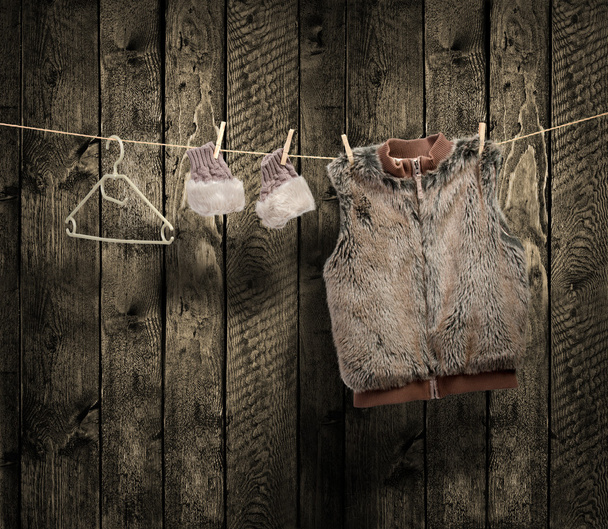 Ropa de invierno de las mujeres en un tendedero
 - Foto, Imagen