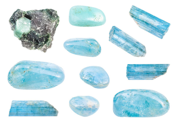 conjunto de varias piedras preciosas de aguamarina (berilo azul) aisladas sobre fondo blanco
 - Foto, Imagen