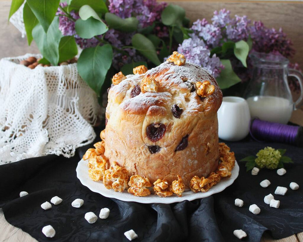 Пасхальний торт, традиційний Куліч, Паска готова для святкування стокової фотографії. - Фото, зображення