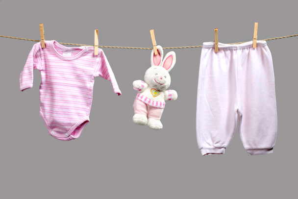 Bebê menina y roupas no varal
 - Foto, Imagem