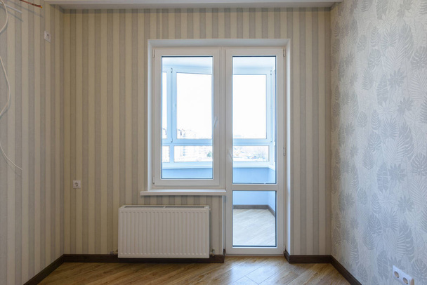 Kilépés az erkélyre a belső térben műanyag ablakokkal bútorok nélkül - Fotó, kép
