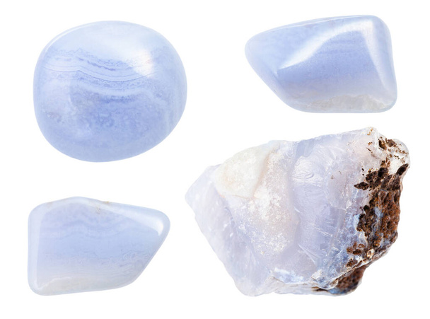 Beyaz zemin üzerinde izole edilmiş bir takım Sapphirine (Mavi Dantel Agate, Chalcedony) değerli taşları - Fotoğraf, Görsel