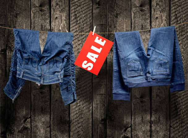 Jeans, inscription de vente sur corde à linge
 - Photo, image