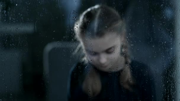 Egy magányos lány szorosan átöleli a maciját, miközben egyedül ül egy üres szobában. Izgatottan várja, hogy valaki ismerős jöjjön..  - Felvétel, videó