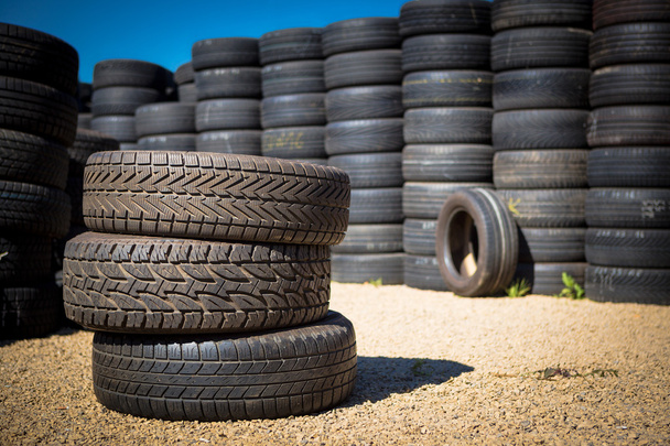 Pilha de pneus novos
 - Foto, Imagem