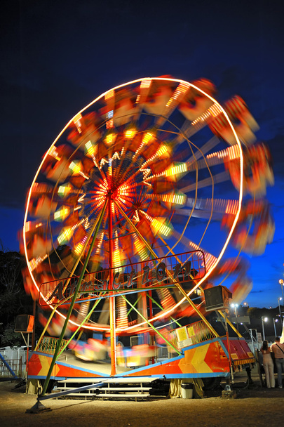 Roda gigante em uma noite de verão
 - Foto, Imagem
