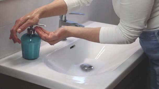 Conceito de higiene. Lavar as mãos com sabão sob a torneira com água - Filmagem, Vídeo