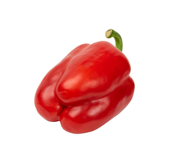 Πάπρικα ή κόκκινο γλυκό πιπέρι απομονώνονται σε λευκό φόντο με απόκομμα διαδρομή. Καμπανάκι πιπέρι ή πλιγούρι πιπέρι κοντά - Φωτογραφία, εικόνα