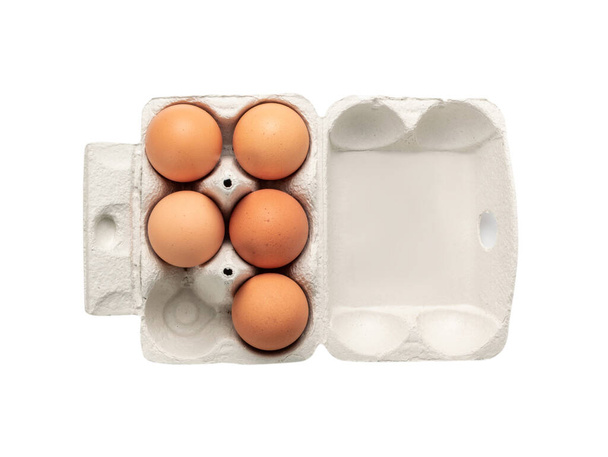 Offene Eierschachtel mit fünf braunen Eiern isoliert auf weißem Hintergrund mit Schneideweg. Frische Bio-Hühnereier im Karton oder Eierbehälter von oben - Foto, Bild